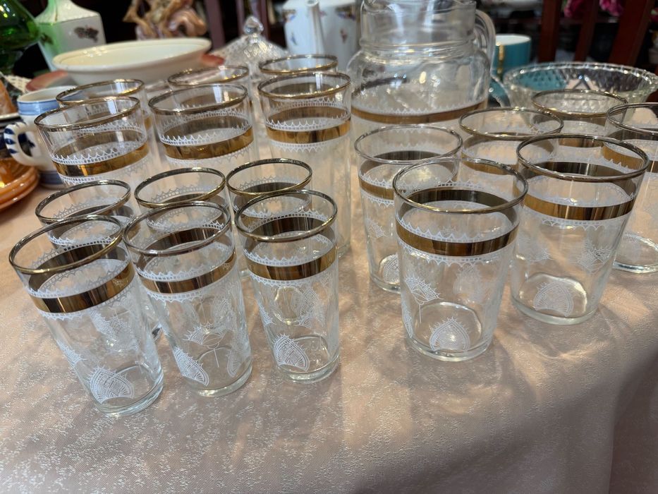 Conjunto de copos e jarro