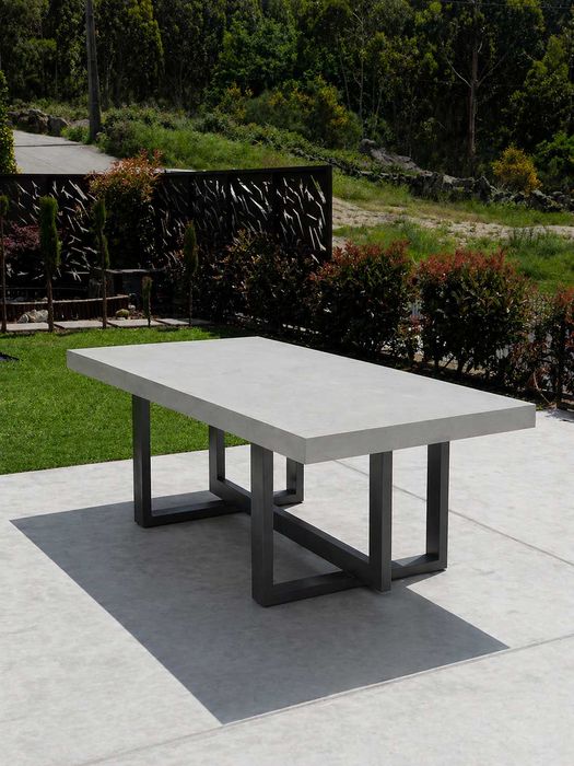 Mesa de Betão com Estrutura em Ferro – Design Industrial Moderno
