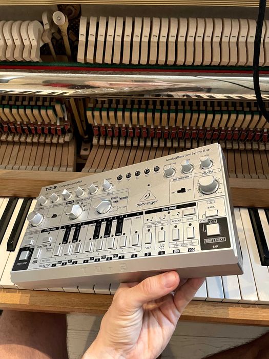 Behringer TD-3 syntezator