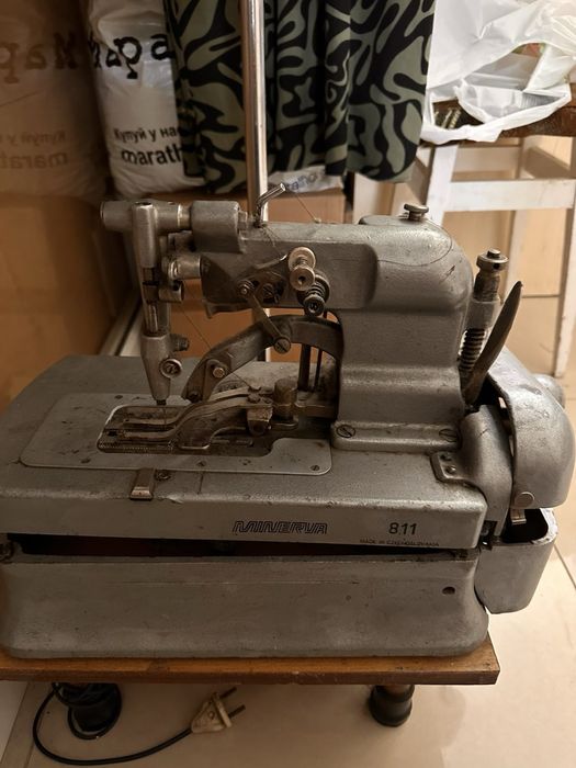 Петельна швейна машинка