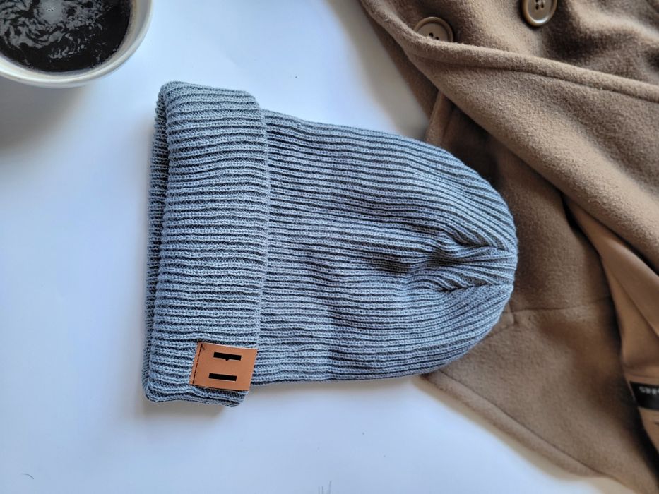 Nowa szara dzianinowa czapka ze skórzana etykieta na jesień zimę