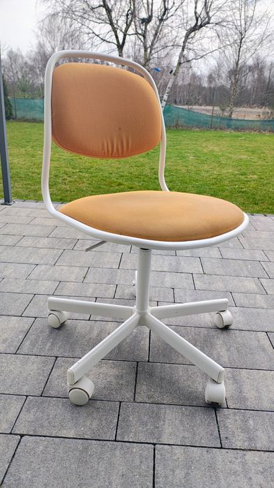 Dwa krzesła obrotowe