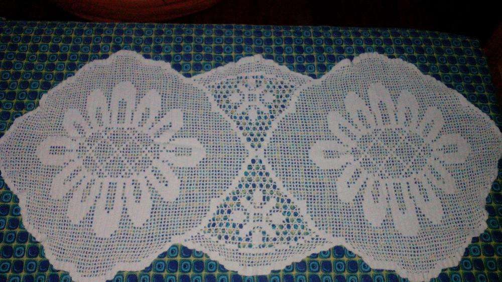 Toalhas e naperons em crochê e linho/