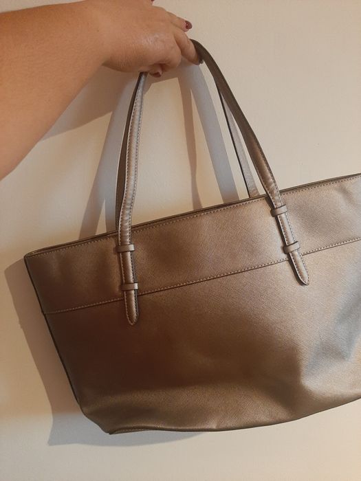 Mala de senhora em bronze. Guess