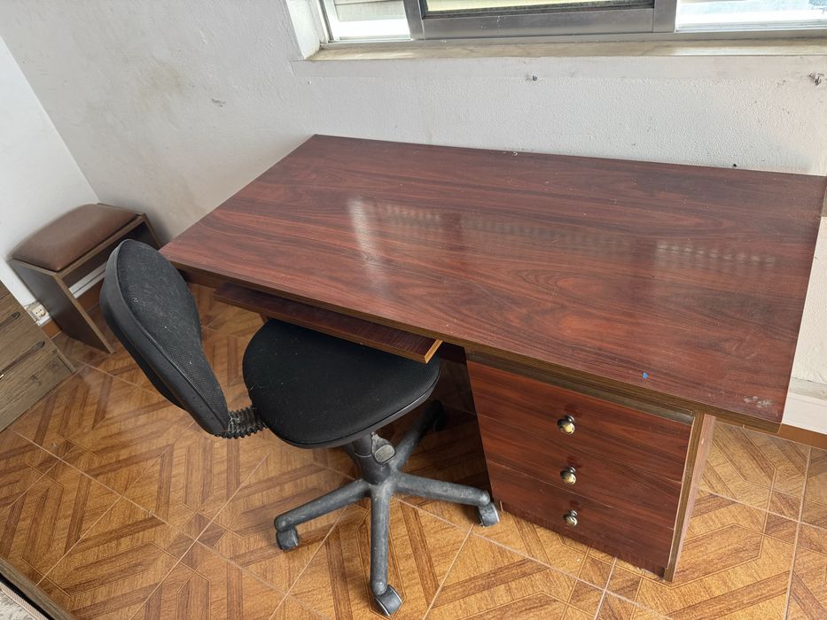 Mobilia de quarto + Secretária
