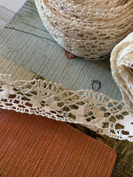 Bordados de cor creme