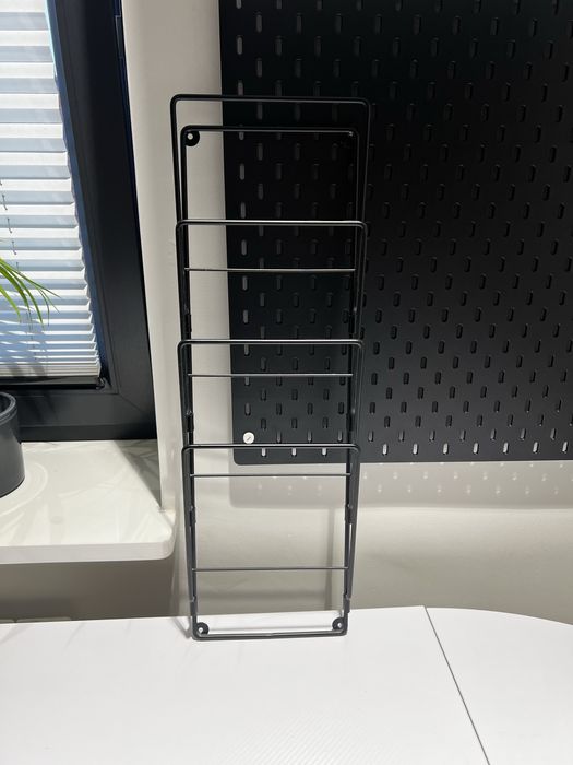 Metalowy gazetnik naścienny czarny