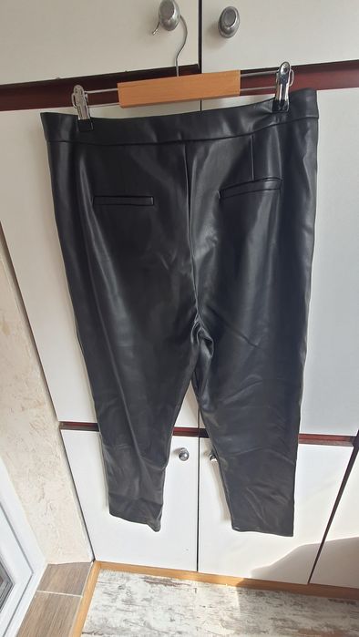 Штани прямі укорочені з еко шкіри primark