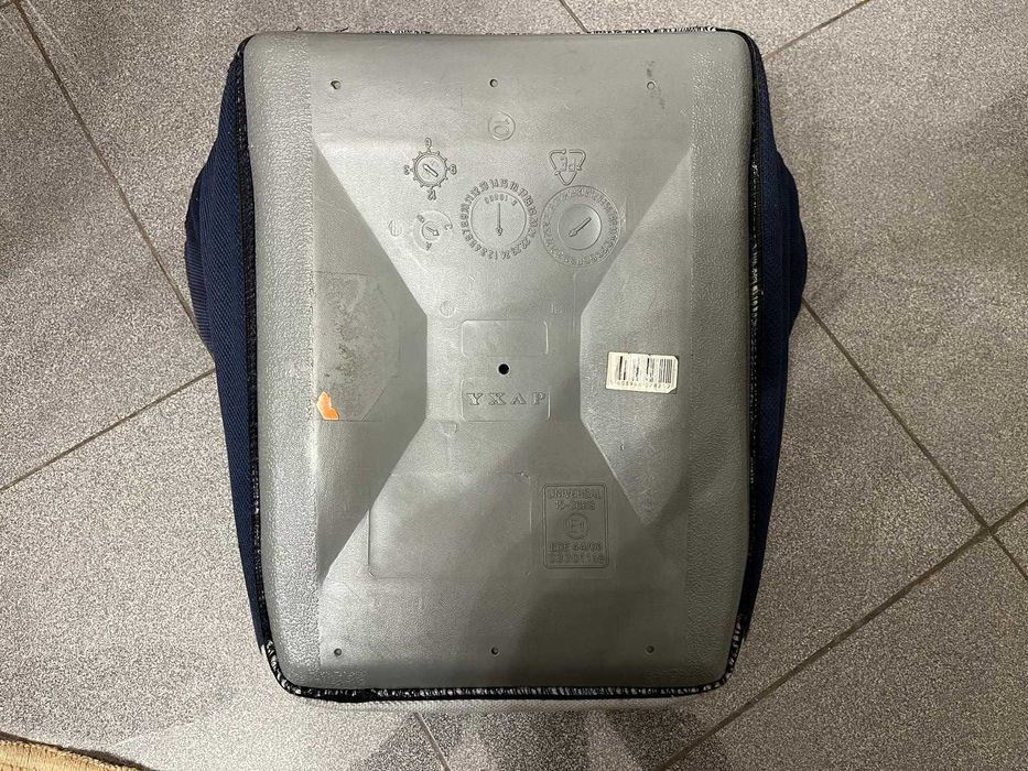 Cadeirinha de transporte de criança em viatura