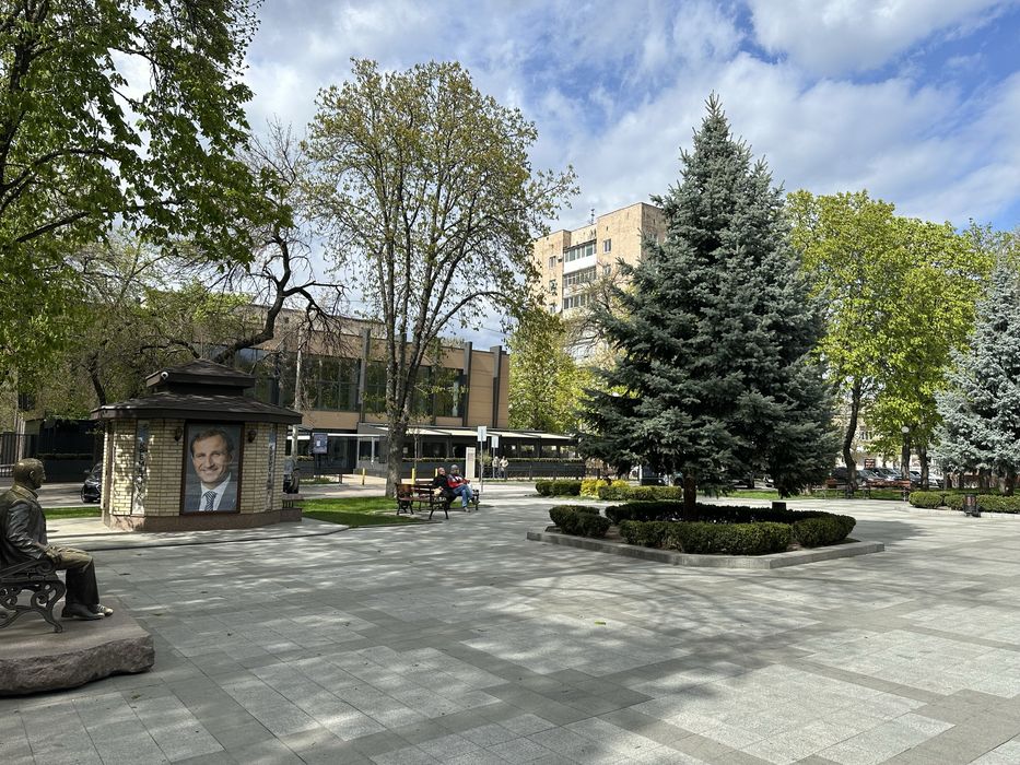Продаж 2 кімнатної квартири 1 поверх (можливо під офіс), сквер Бабаєва ,центр міста паркова зона