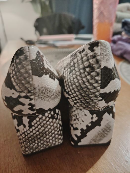 Sapatos Zara pele cobra 39