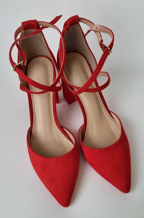 Czerwone Czółenka na słupku DeeZee