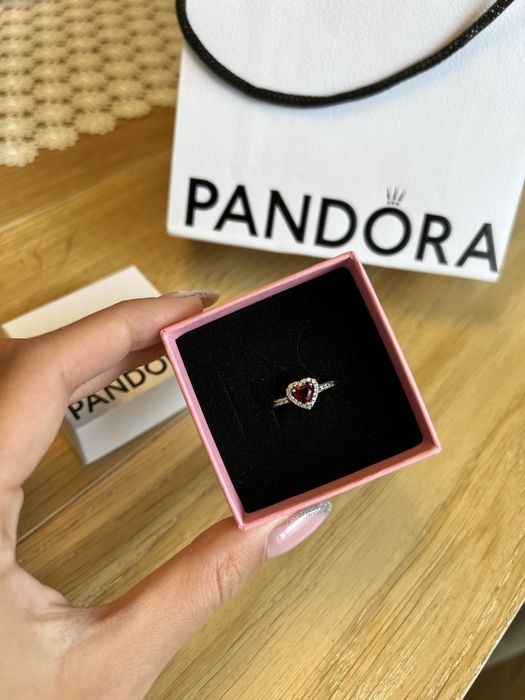 Pandora pierścionek z czerwonym sercem