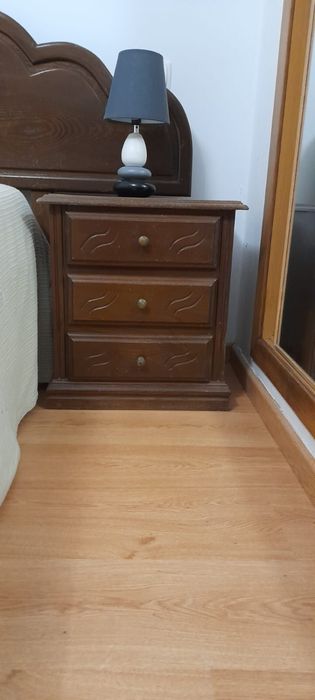 Cama casal com colchão e 2 bancas de cabeceira