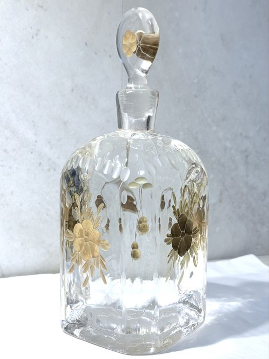 Magnífica antiga garrafa licoreira D. Maria-cristal lapidado e dourado