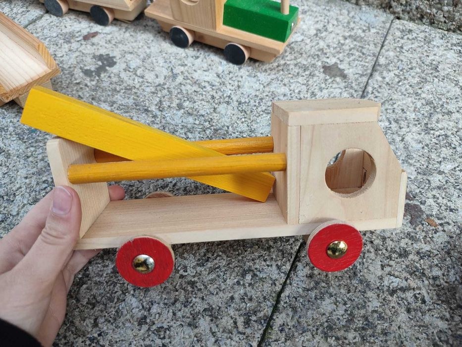 Brinquedos de madeira64862729804803122