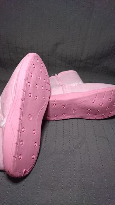 Różowe buty typu emu, R 35