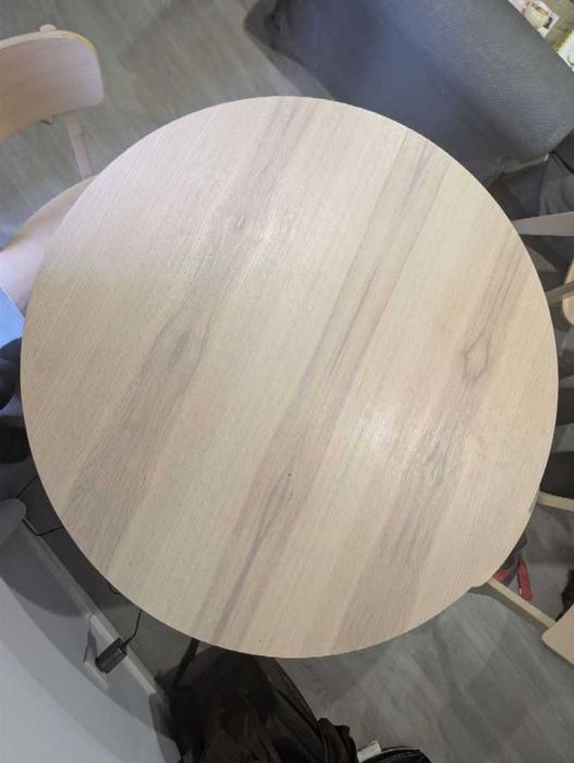 Mesa redonda de 105 cm, modelo Lisabo da IKEA, na cor ash, com 4 cadeiras