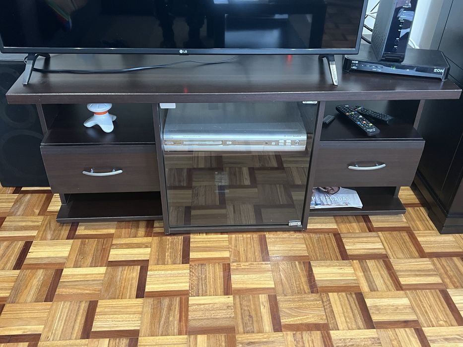 Móvel pata TV castanho em bom estado
