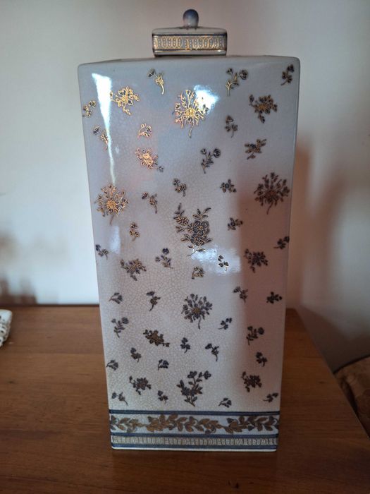 Pote em louça de cantão