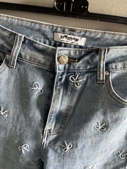 Jeansy mom fit.