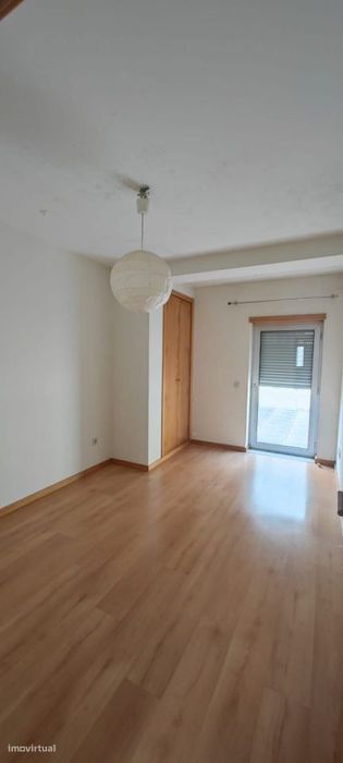 Apartamento T2 com parqueamento e vista de mar.  A 3 minutos da pra...