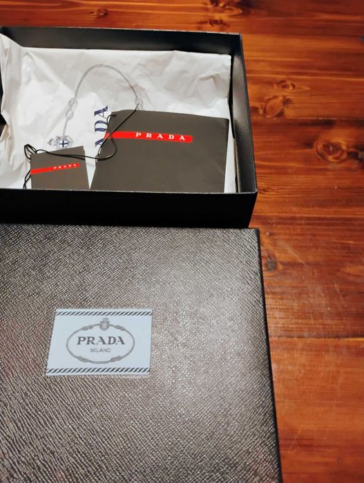 nowy karton firmy prada