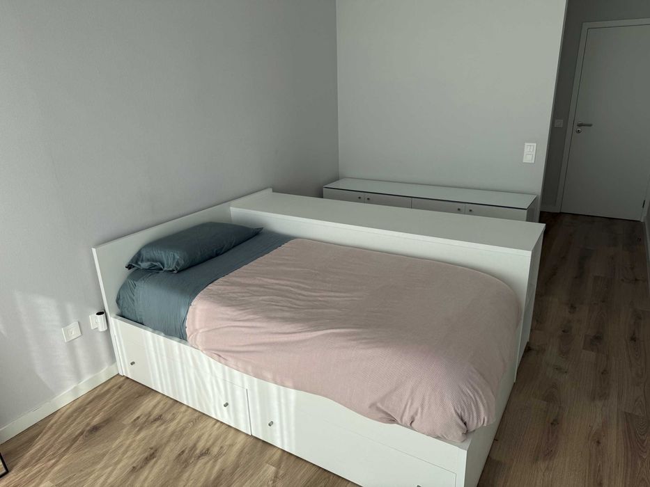 Quarto de solteiro c/ secretária integrada e móvel de apoio (Antarte)