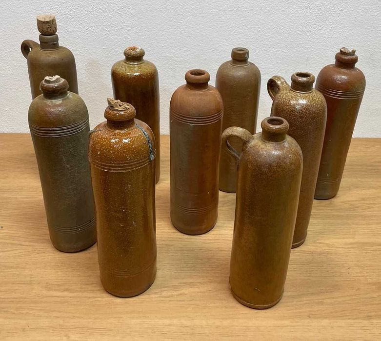 Garrafas antigas em grés