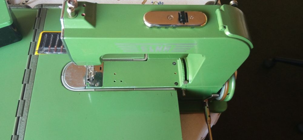 Maquina de costura Elna (Suiça).