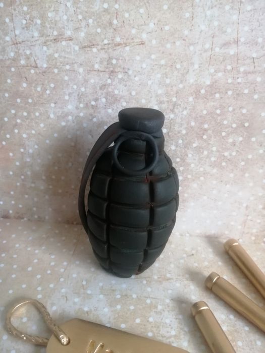 Granat, naboje, nieśmiertelnik z masy cukrowej, dekoracja na tort