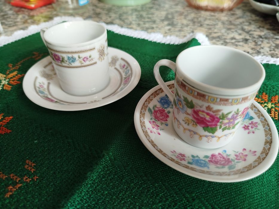 Vários pratos e chávenas de café