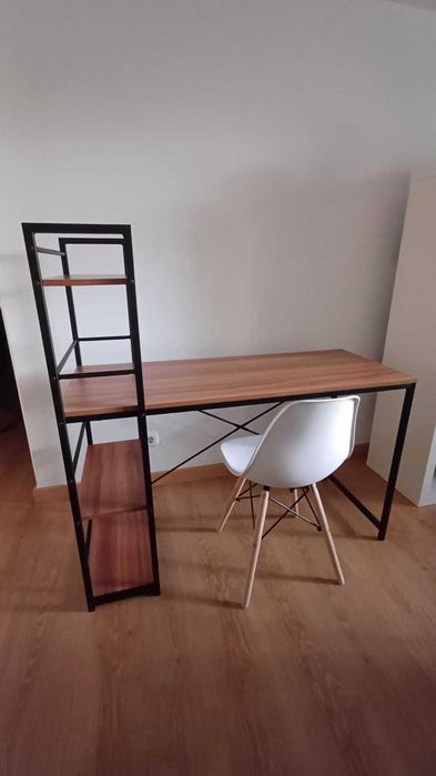 Secretária com Estante Incorporada — Como Nova