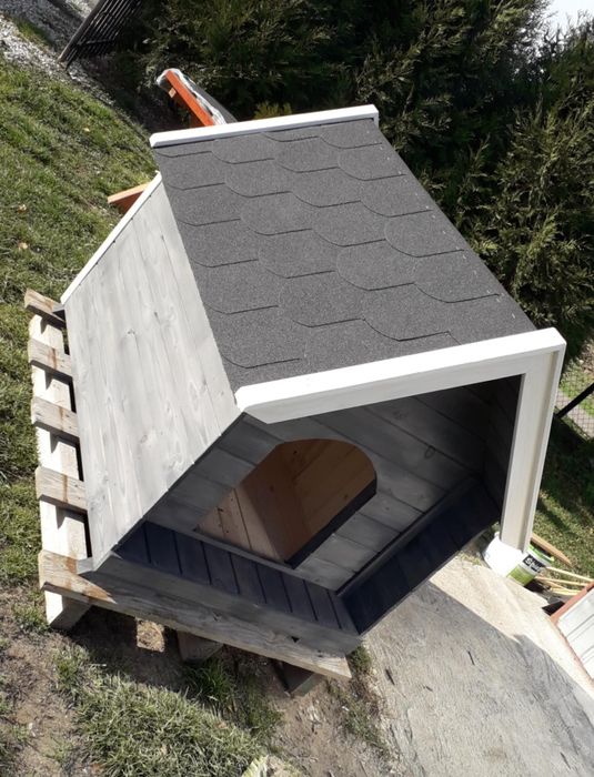 Buda dla małego psa bez tarasu,  ocieplana