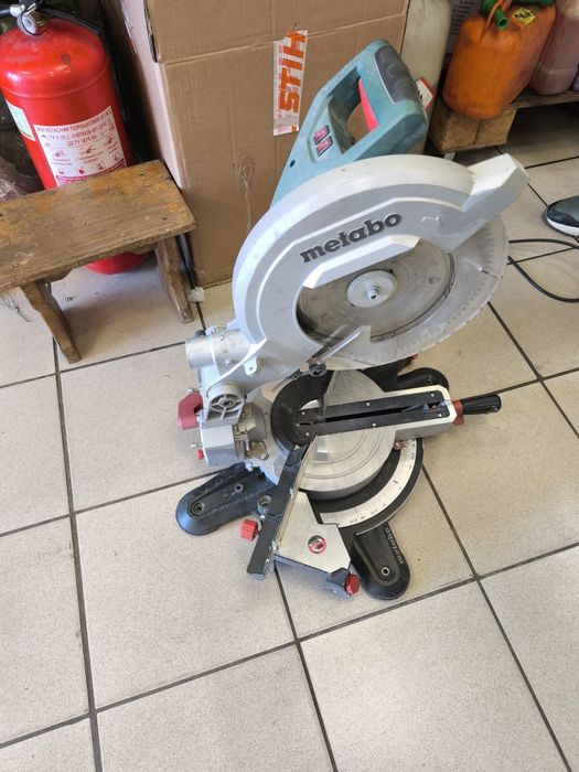 Торцовочная пила Metabo KGS 305 M
