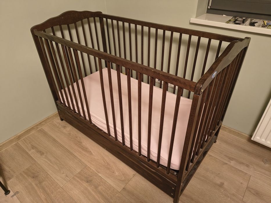 Łóżeczko dziecięce drewniane + gratisy