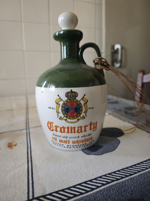 Antiga Garrafa de whisky Cromarty em Cerâmica .