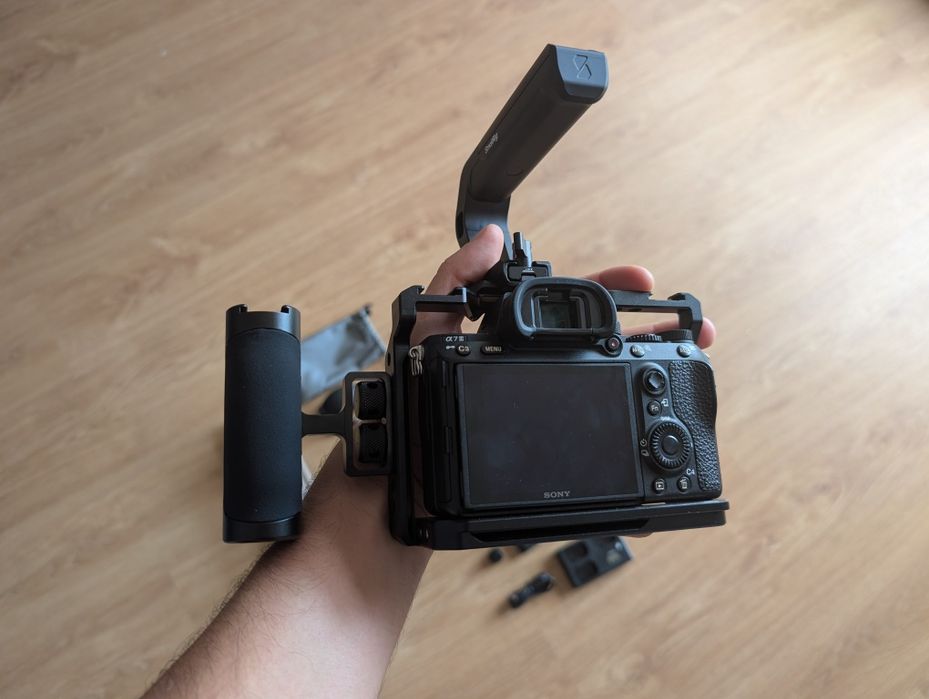 Sony A7iii + Baterias+ tripé+ kit limpeza