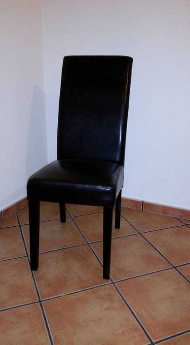 Mesa estilo colonial e cadeiras