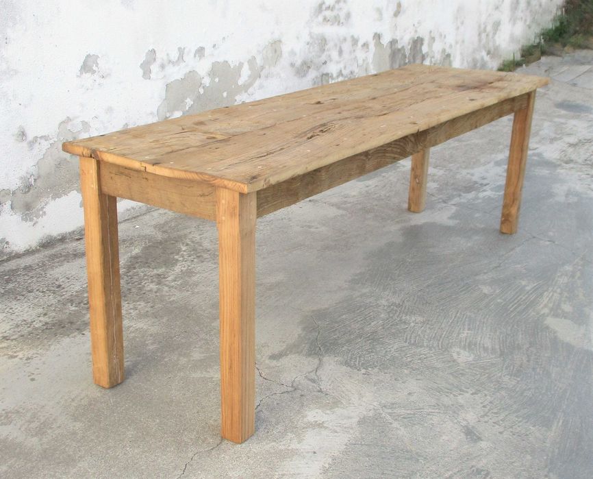 Mesa e par de bancos em castanho séc. XVIII
