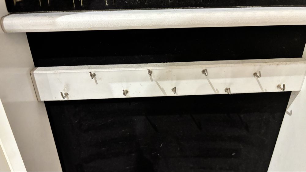 Armario guarda-joias com espelho corpo inteiro