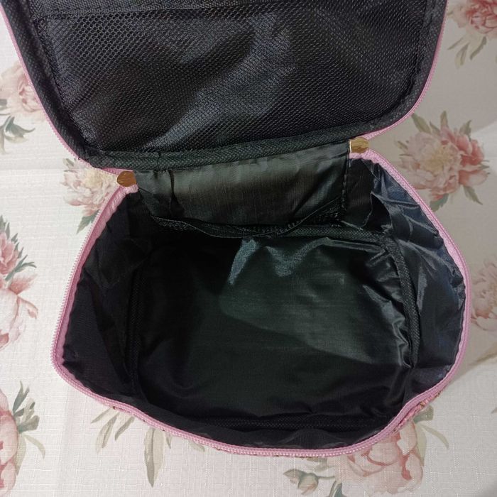 Duża, różowa kosmetyczka ze złotą nitką.