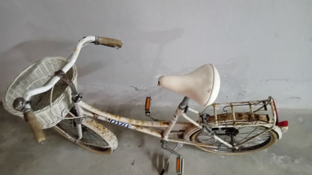 Bicicleta de senhora ou menina  com cesta
