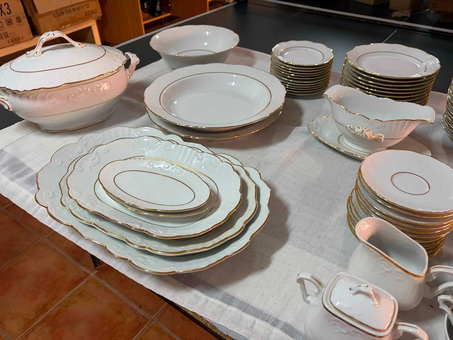 Serviço jantar Vista Alegre porcelana branca e filet ouro 97peças Mouzinho obidos