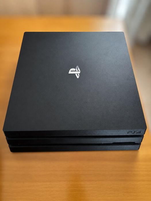 PlayStation 4 Pro 1TB + 1 Comando + Cabos (Em excelente estado)