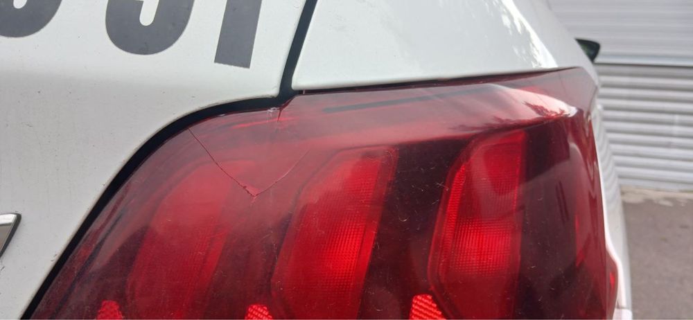 Фонарь задний правый рест Peugeot 301