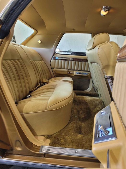 Piękny klasyczny samochód do ślubu