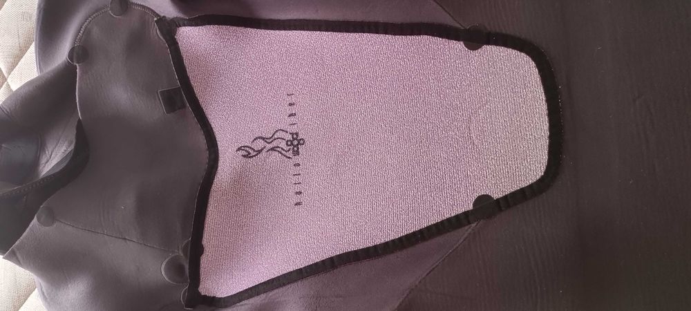 Fato de surf, pés de pato e pranchas de body surf