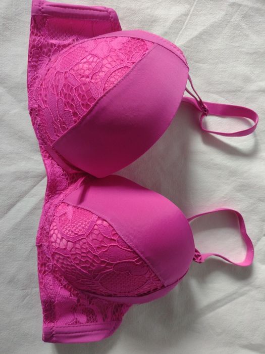 Nowy różowy biustonosz