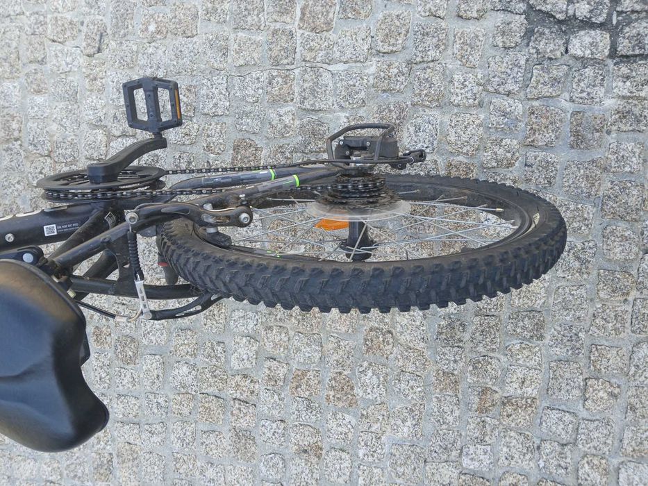 Bicicleta de croança com capacete [simi usada]